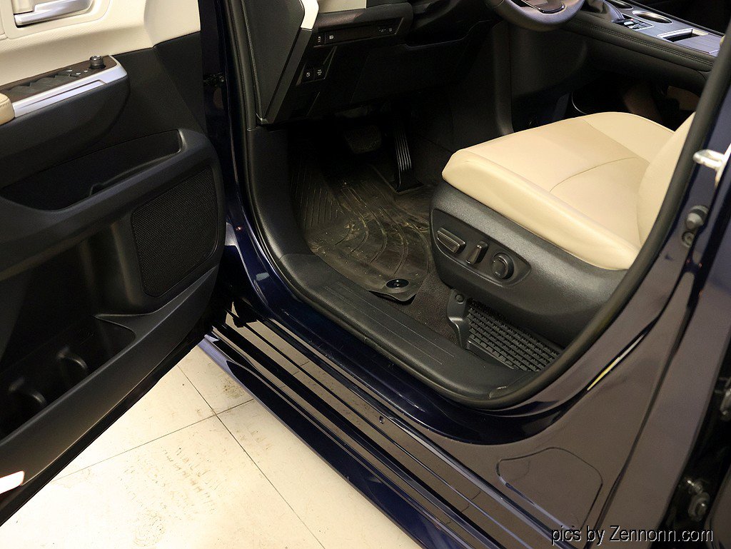 Used 2022 Toyota Sienna XLE FWD image 25