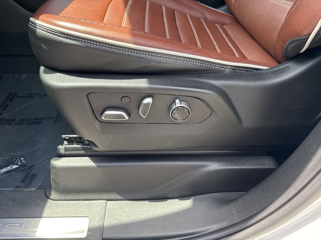 Used 2024 GMC Yukon Denali Ultimate AWD/4WD image 10