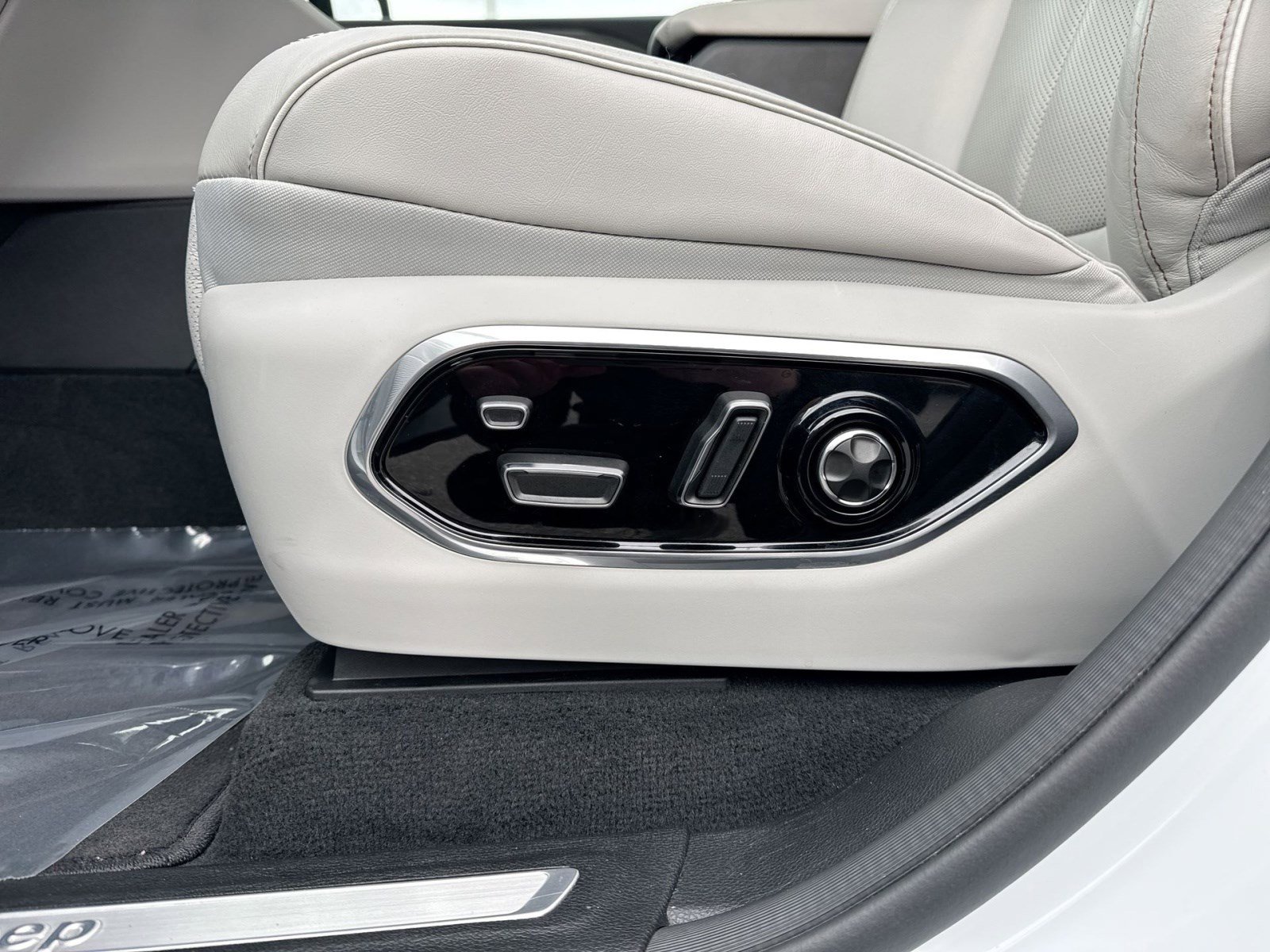 Used 2023 Jeep Grand Cherokee L Overland w/ Advanced Protech Group III image 14