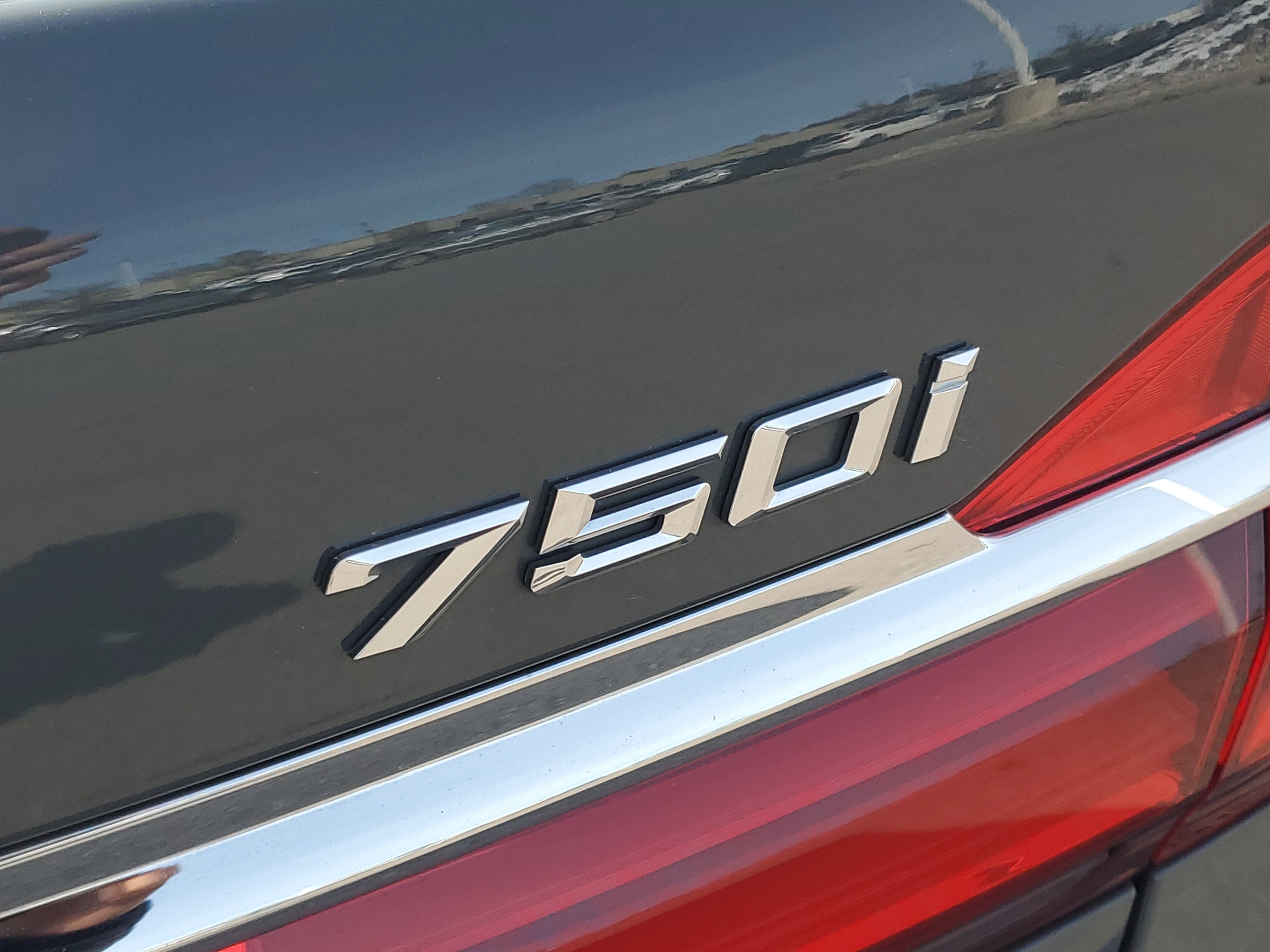 Used 2019 BMW 750i xDrive w/ Executive Package image 32