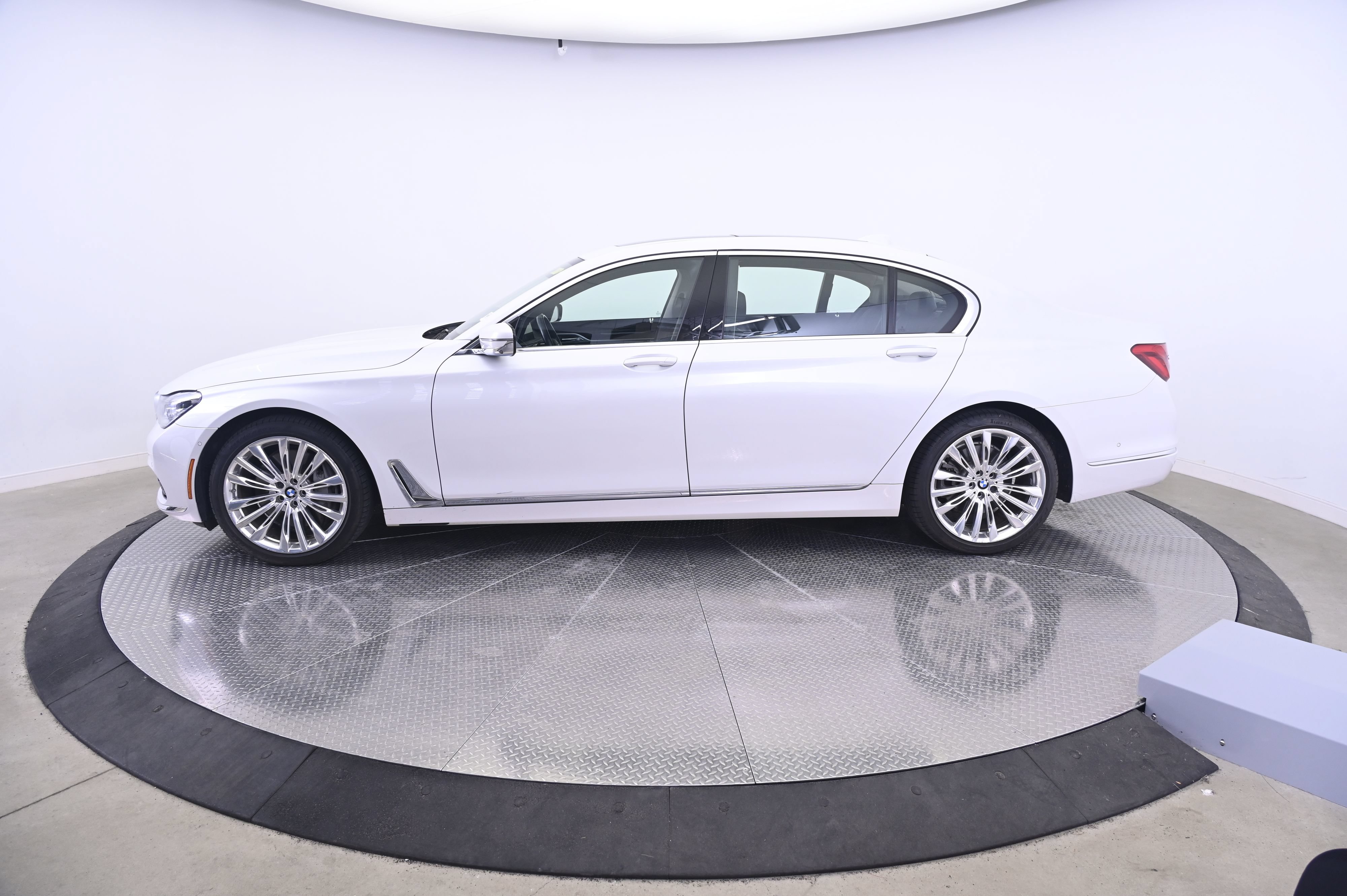 Used 2018 BMW 750i xDrive AWD/4WD image 2