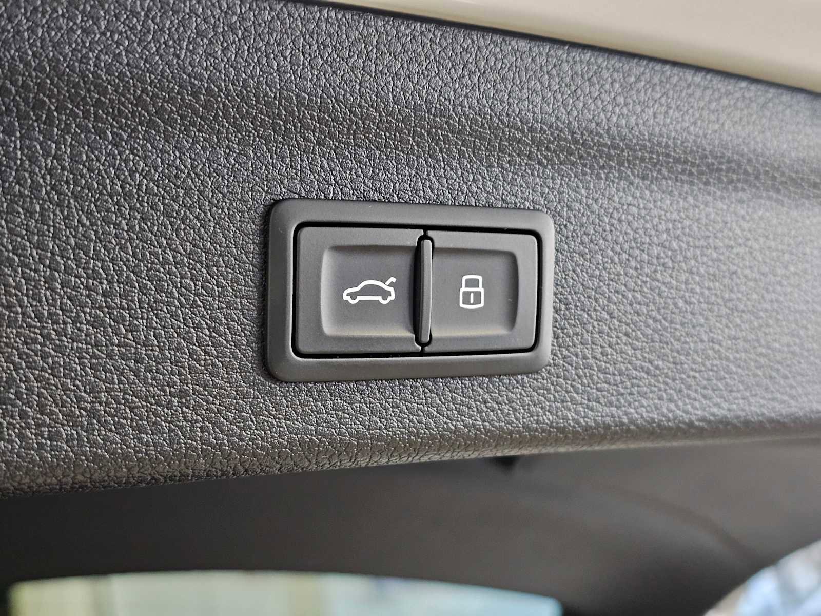 Used 2025 Audi Q3 2.0T Premium w/ Convenience Package image 17