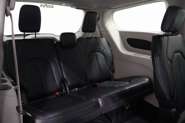 Used 2024 Chrysler Pacifica Touring-L image 17