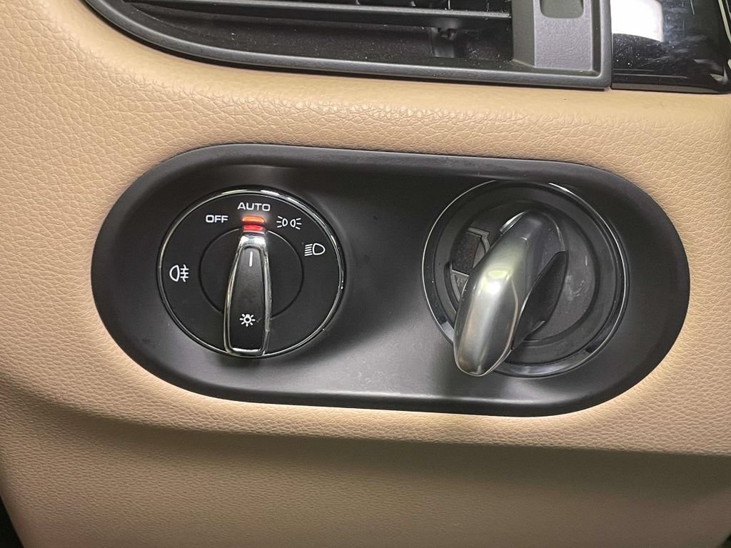 Certified 2023 Porsche Macan AWD/4WD image 43