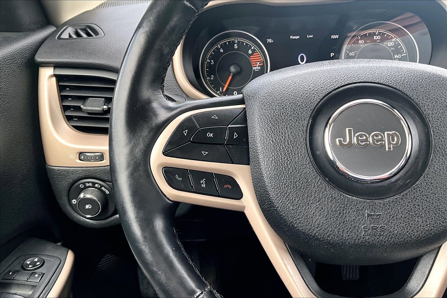 Used 2018 Jeep Cherokee Limited AWD/4WD image 19