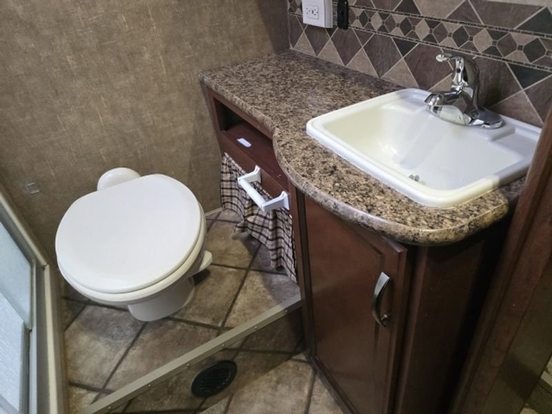 Used 2014 Ford E-450 and Econoline 450 Super Duty w/ Motorhome Prep Package image 28