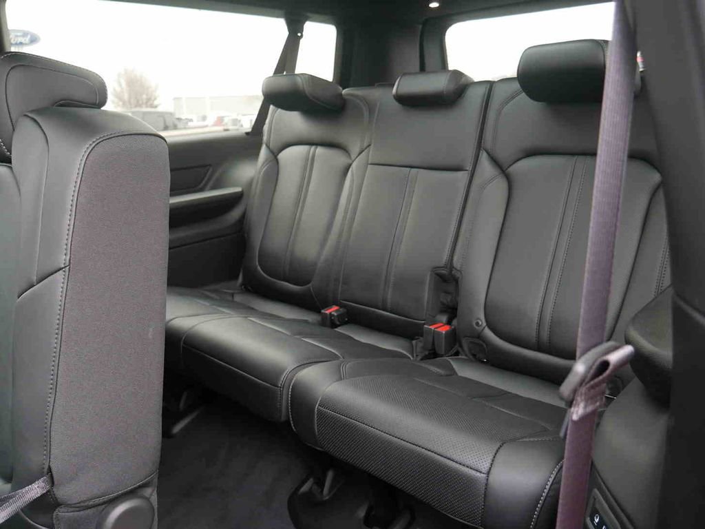 New 2025 Jeep Wagoneer L Series II w/ Convenience Group I image 16