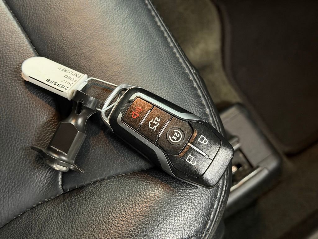 Used 2017 Ford Explorer XLT w/ Equipment Group 202A AWD/4WD image 29