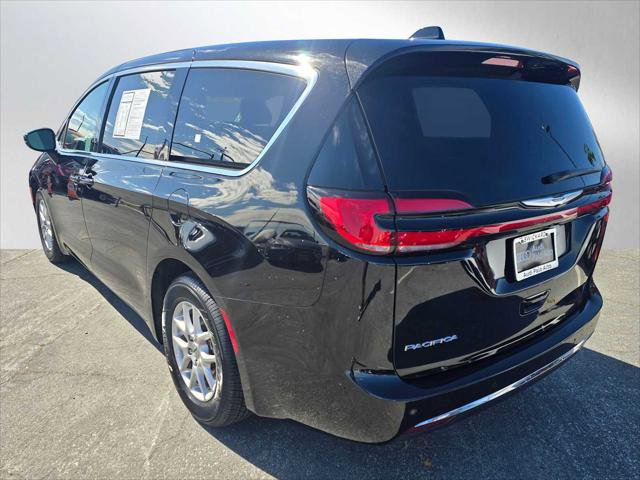 Used 2024 Chrysler Pacifica Touring-L FWD image 5