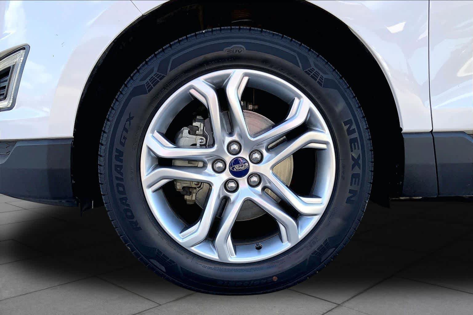Used 2017 Ford Edge Titanium w/ Technology Package FWD image 10