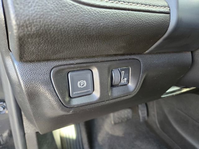 Used 2023 GMC Acadia SLT image 16