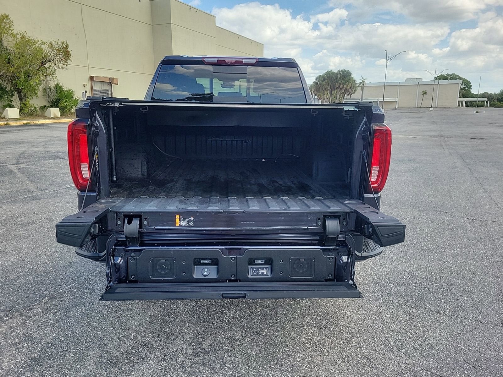 Used 2024 GMC Sierra 1500 AT4 w/ Technology Package AWD/4WD image 9