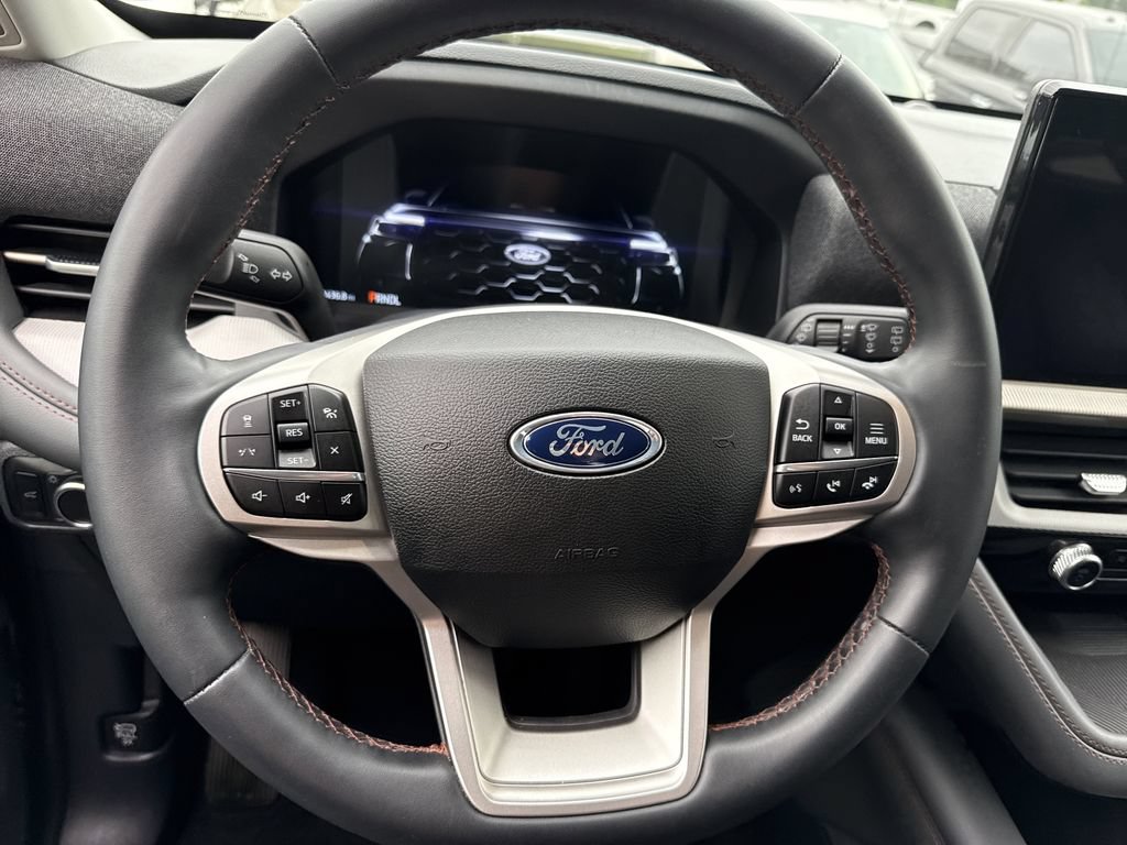 Used 2025 Ford Explorer Active AWD/4WD image 26