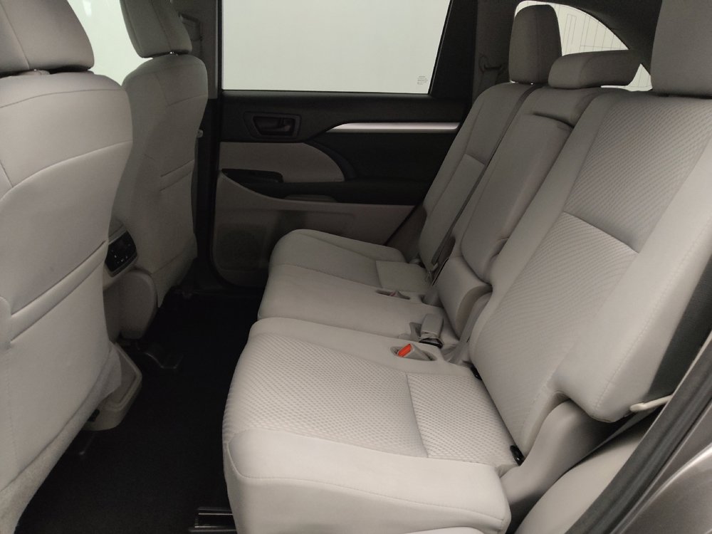 Used 2018 Toyota Highlander LE image 18