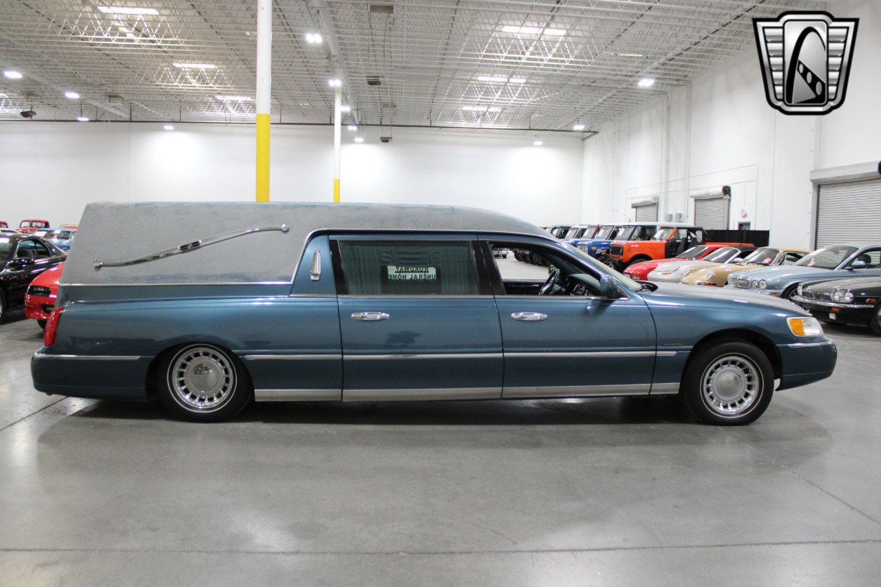 Used 2001 Lincoln Town Car Executive image 5