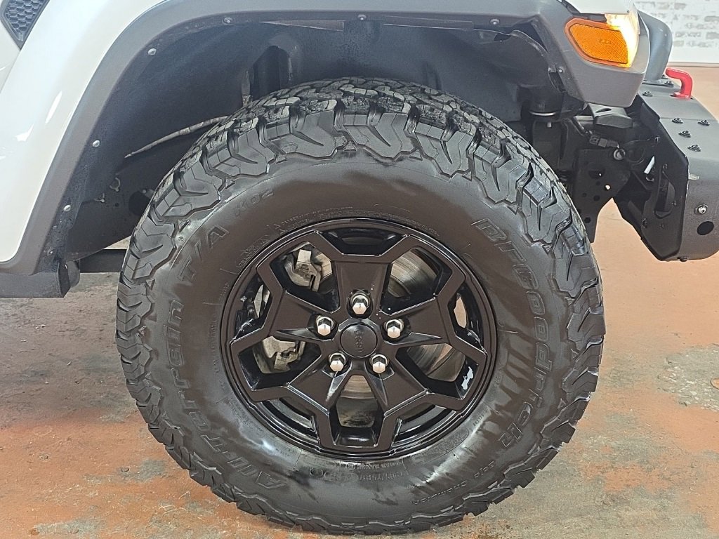 Used 2021 Jeep Gladiator Willys image 10