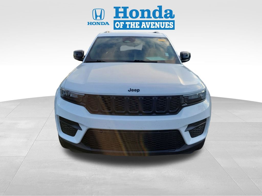 Used 2023 Jeep Grand Cherokee Altitude image 2