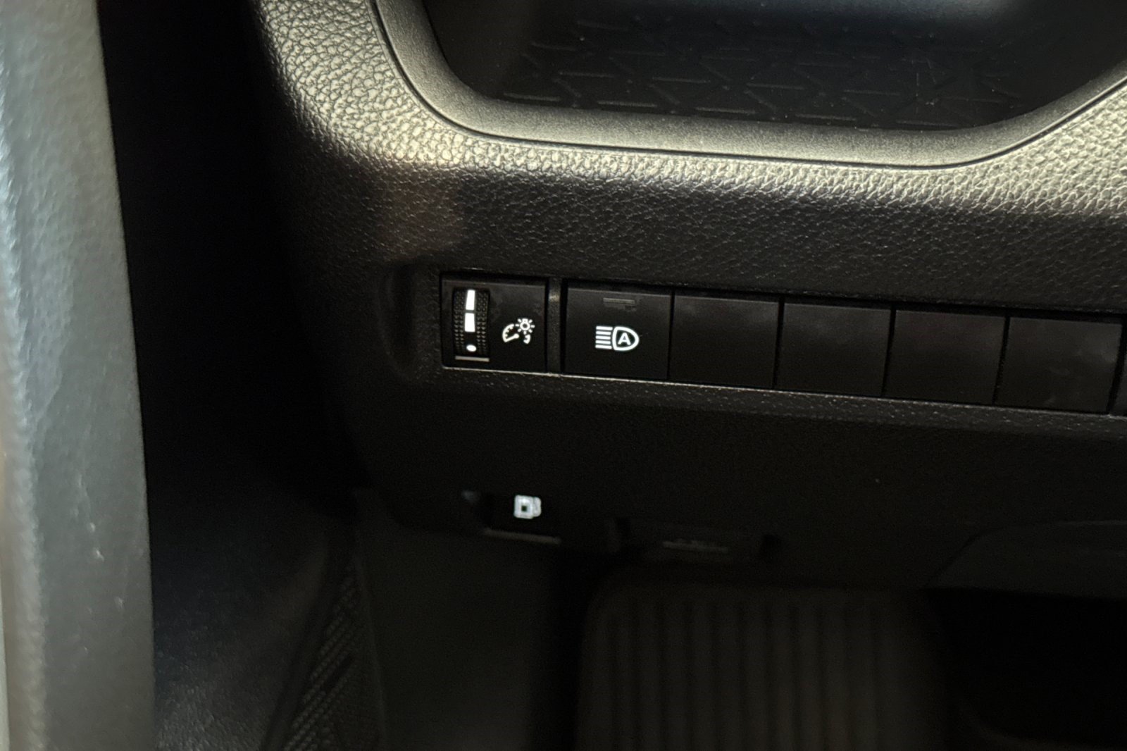 Used 2025 Toyota RAV4 XLE w/ Convenience Package AWD/4WD image 36