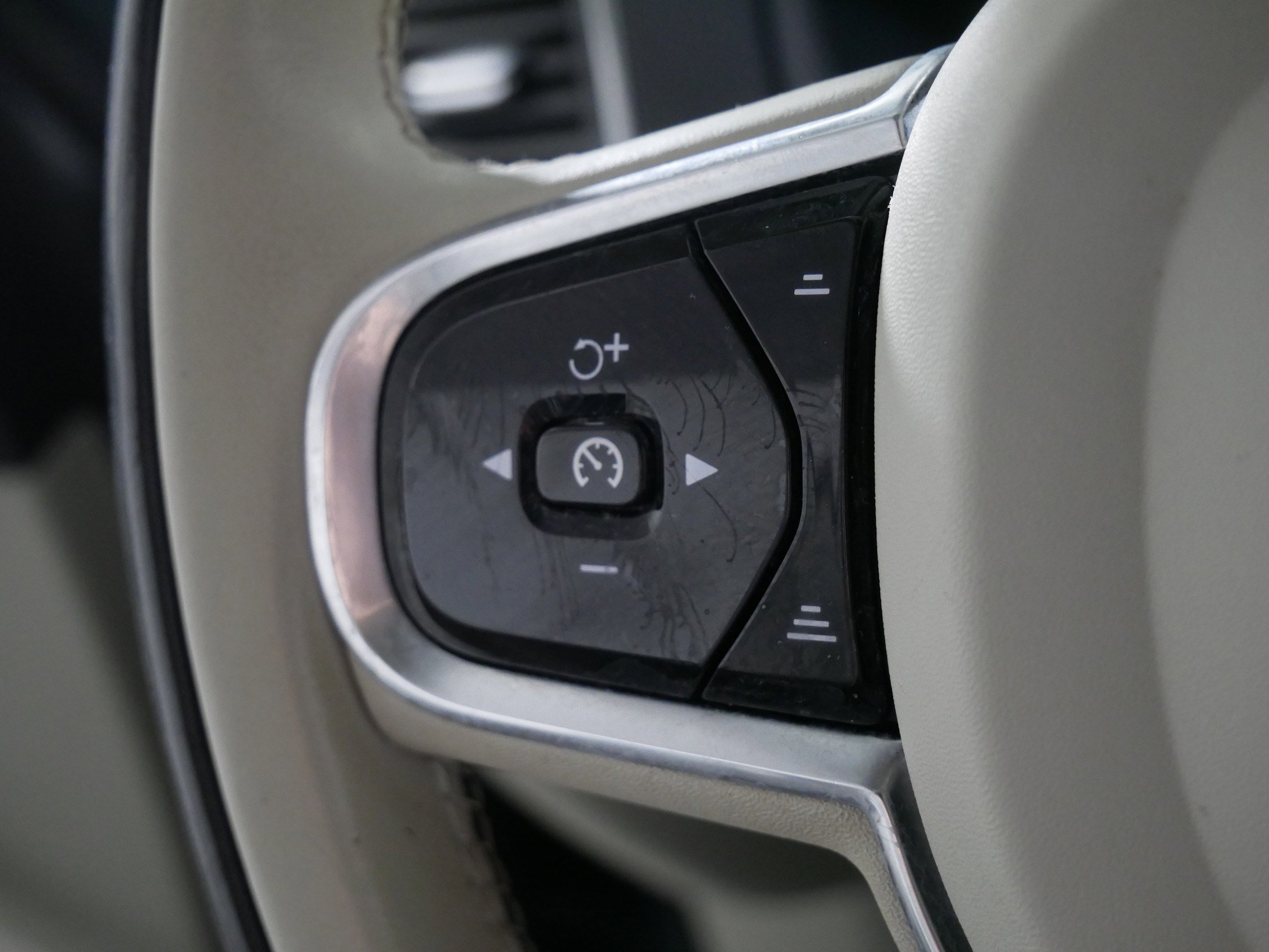 Used 2020 Volvo XC90 T6 Momentum image 27