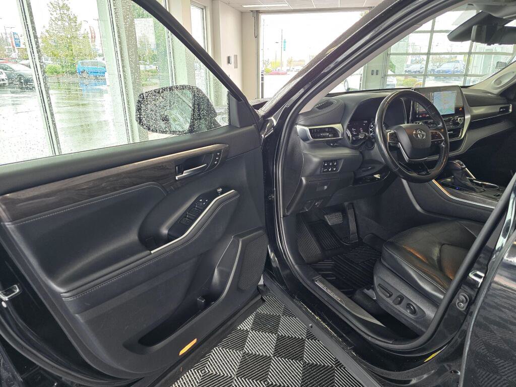 Used 2021 Toyota Highlander Platinum image 18
