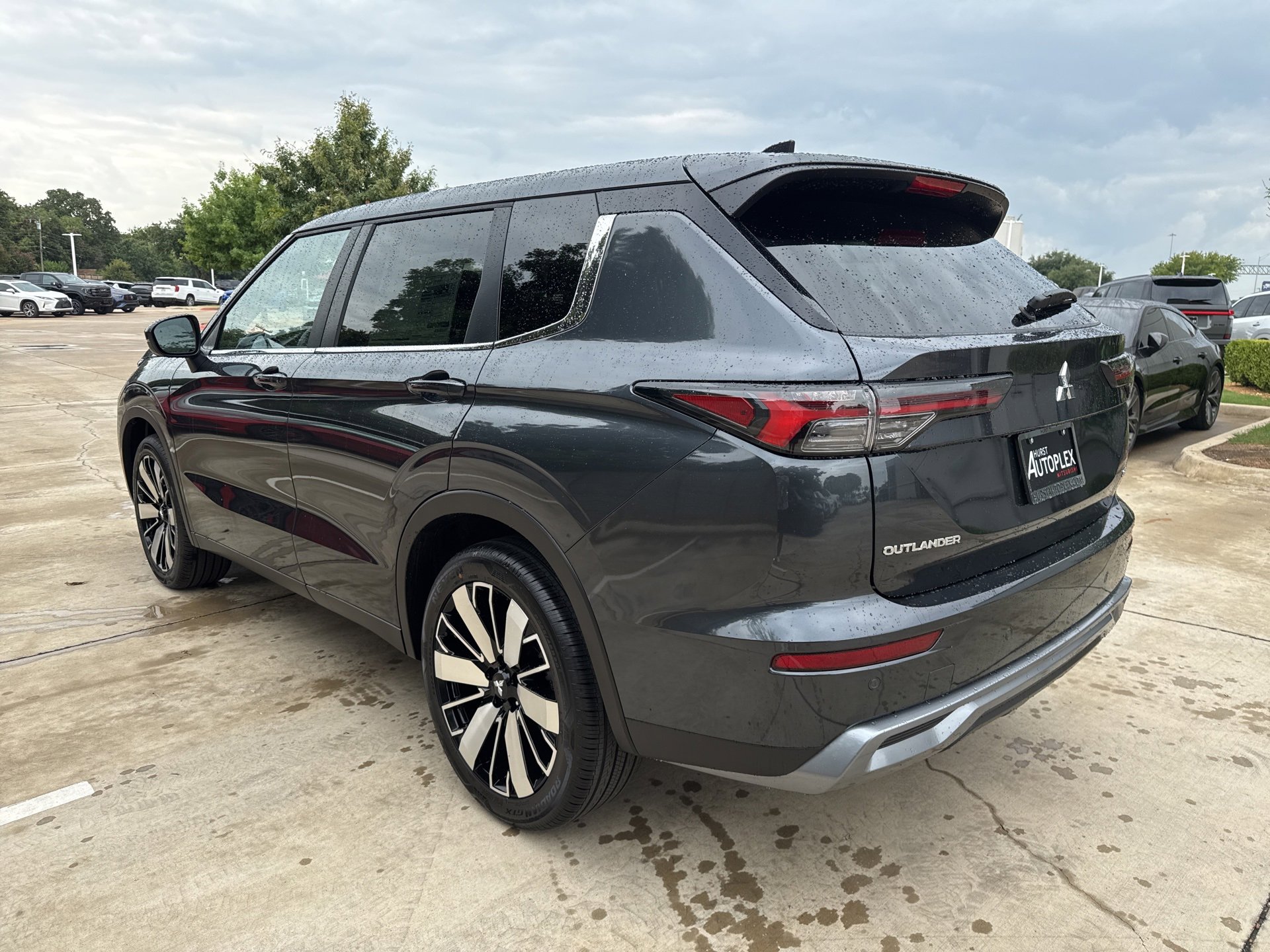 New 2025 Mitsubishi Outlander SE image 3