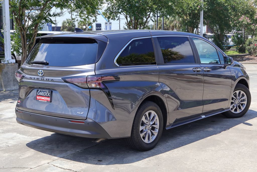 Used 2025 Toyota Sienna XLE FWD image 2