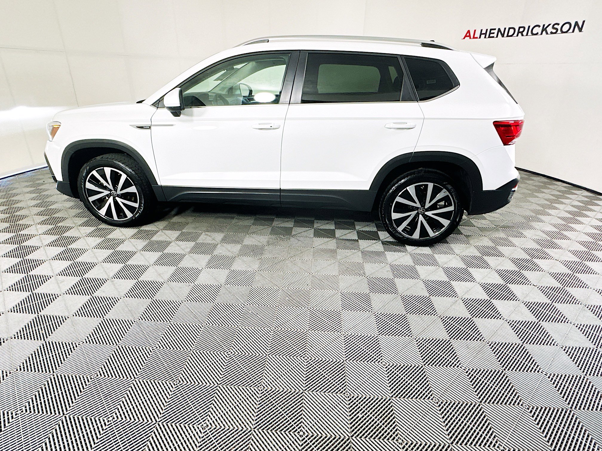 Used 2024 Volkswagen Taos SE image 6