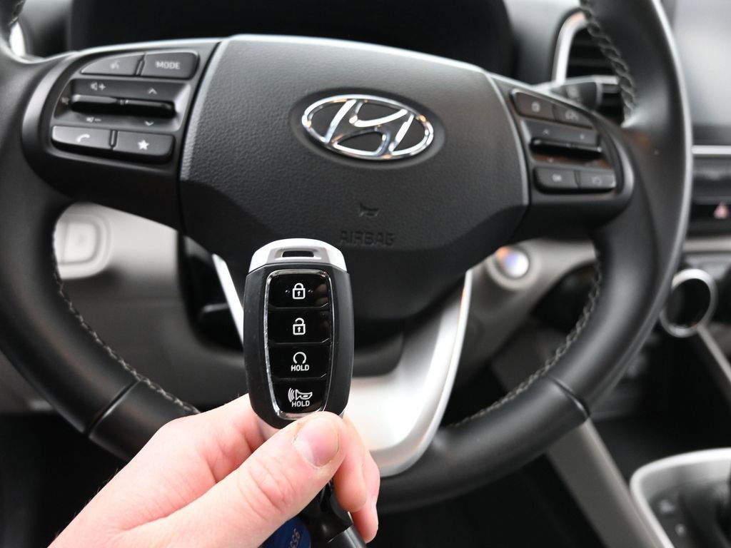 Used 2025 Hyundai Venue SEL image 52