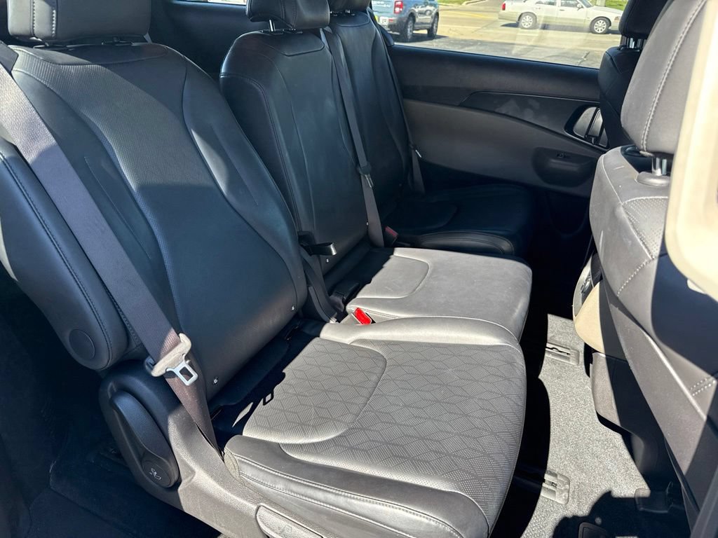 Used 2025 Kia Carnival FWD image 32