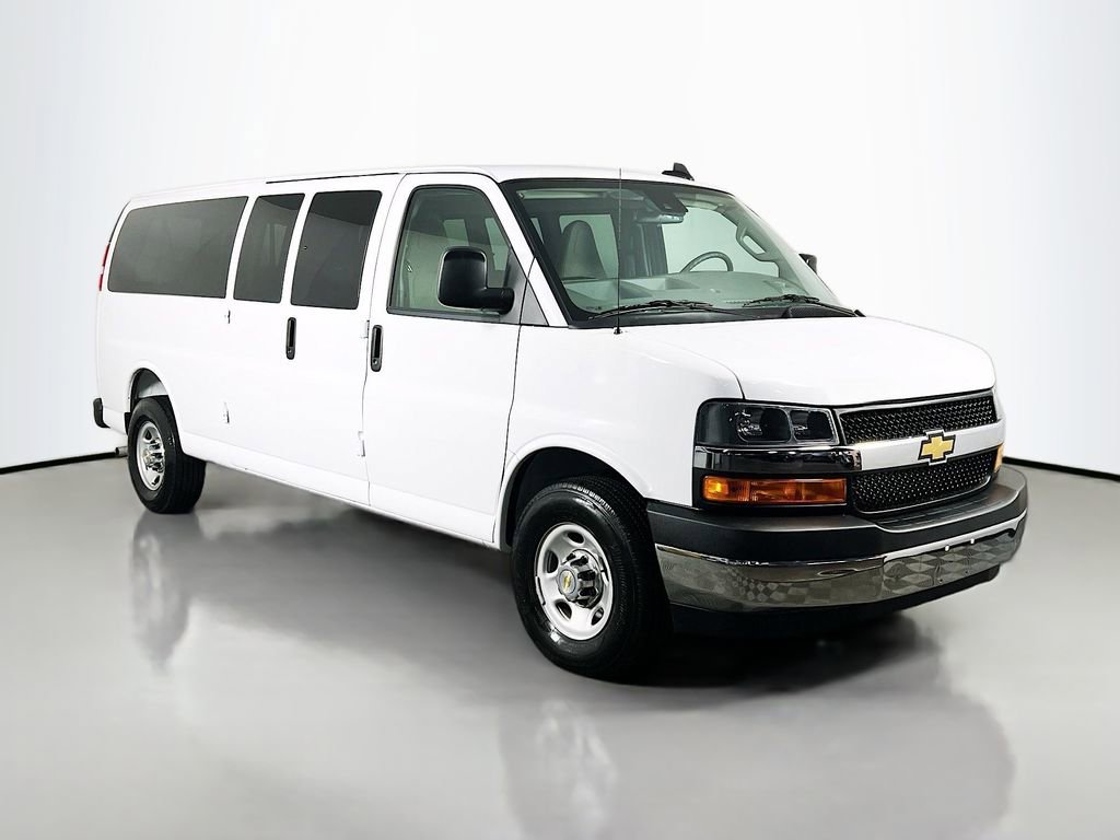 Used 2025 Chevrolet Express 3500 LT w/ LT Preferred Equipment Group RWD image 3