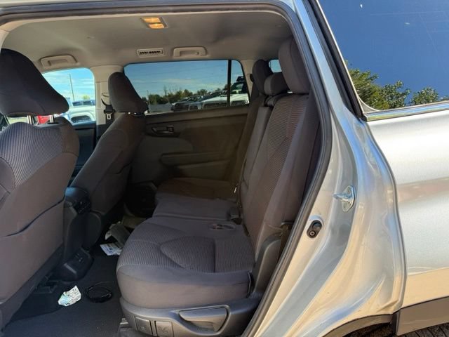 Used 2022 Toyota Highlander LE AWD/4WD image 15