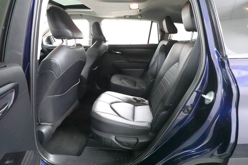 Used 2020 Toyota Highlander XLE AWD/4WD image 26