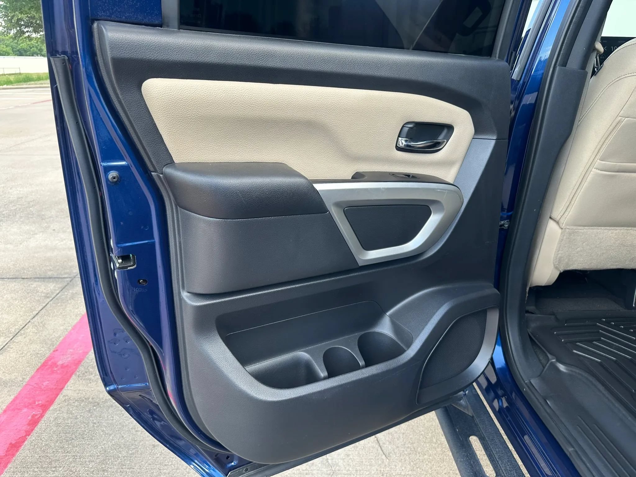 Used 2017 Nissan Titan SV AWD/4WD image 20