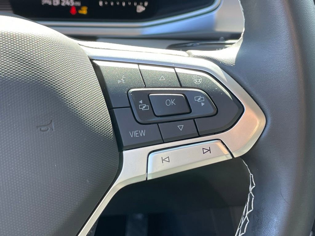 Certified 2025 Volkswagen Taos SE image 15