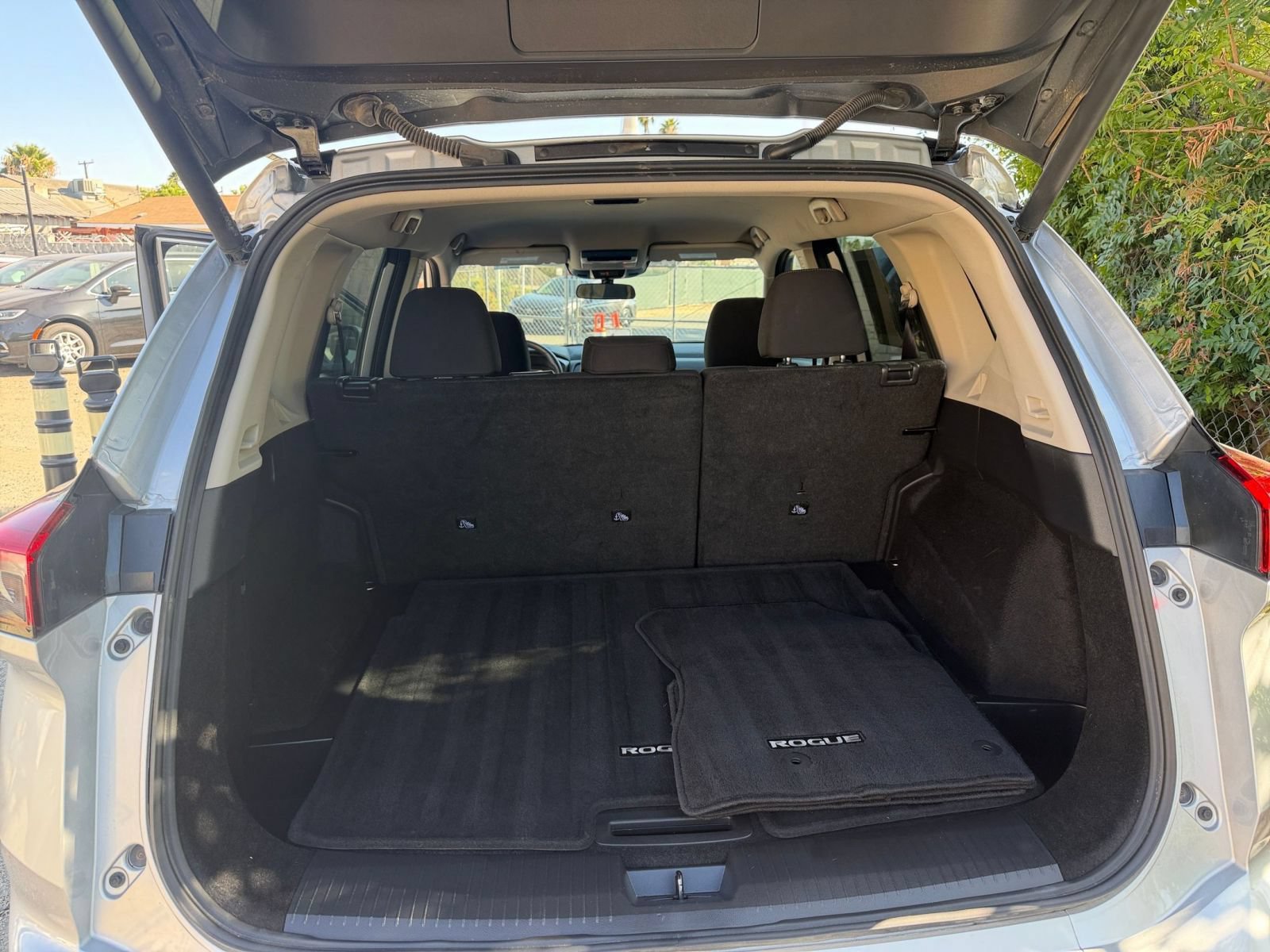 Used 2025 Nissan Rogue SV FWD image 33