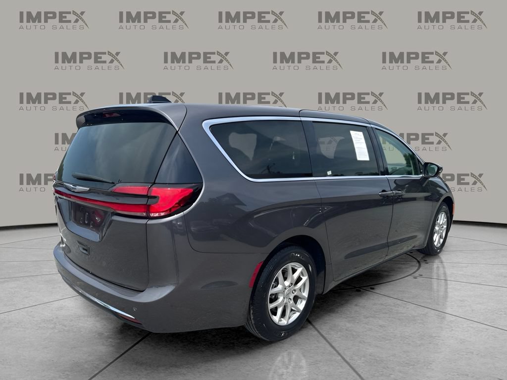 Used 2023 Chrysler Pacifica Touring-L FWD image 5