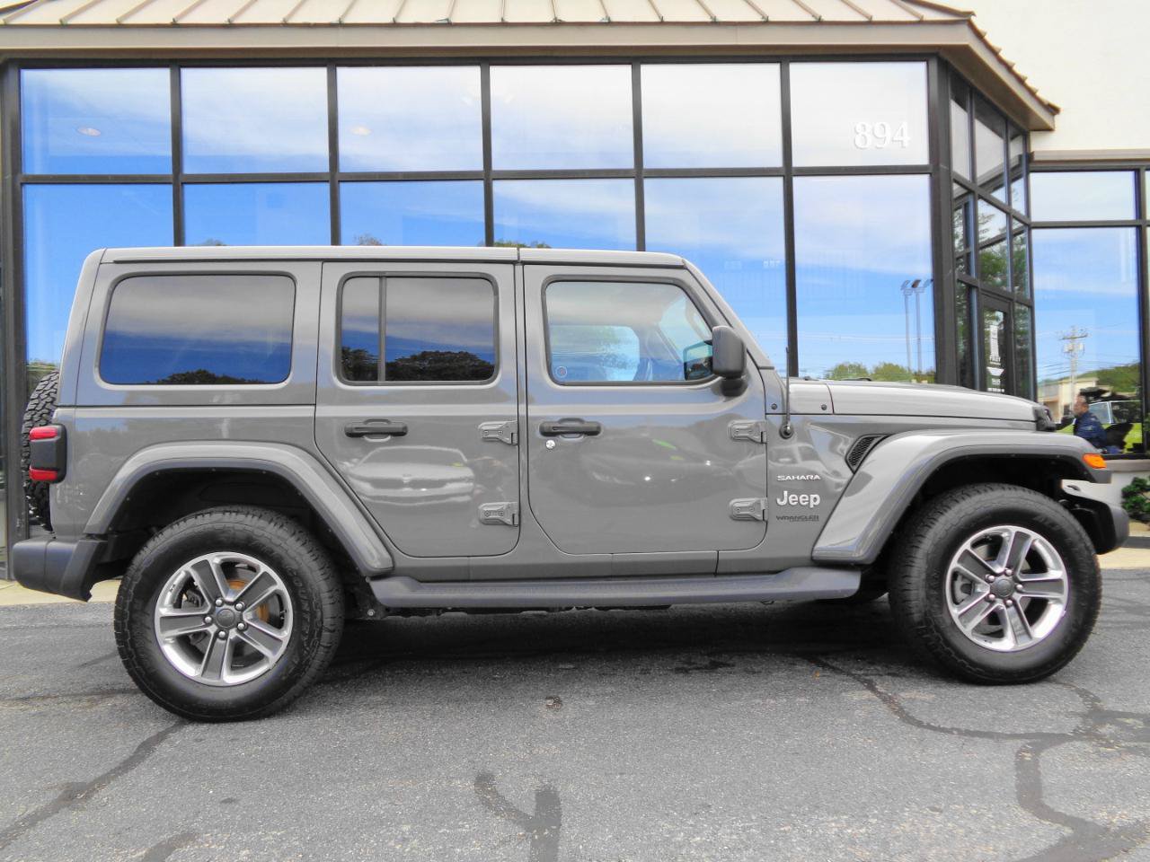 Used 2019 Jeep Wrangler Unlimited Sahara w/ Dual Top Group AWD/4WD image 4