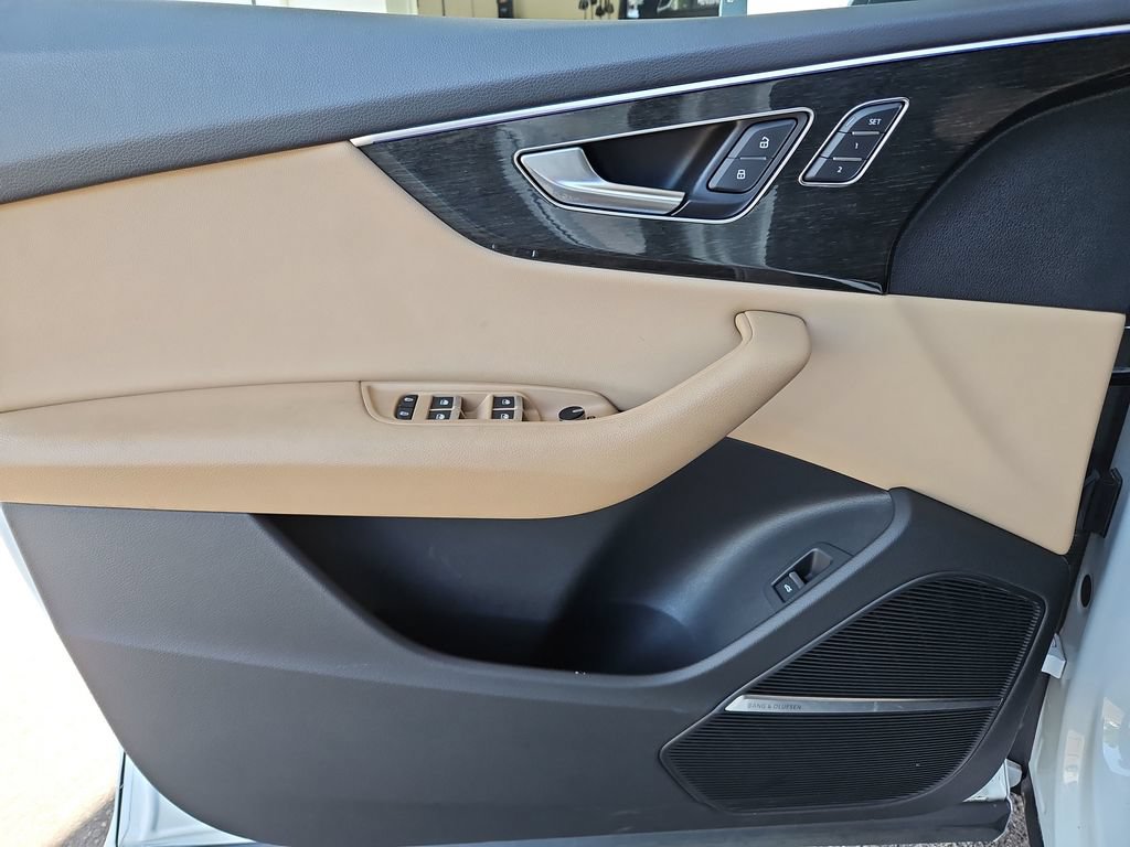 Used 2019 Audi Q8 Premium Plus w/ Premium Plus AWD/4WD image 27