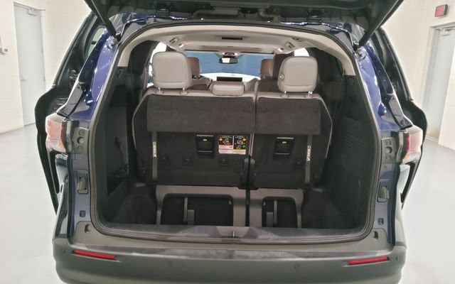 Used 2025 Toyota Sienna XLE FWD image 17