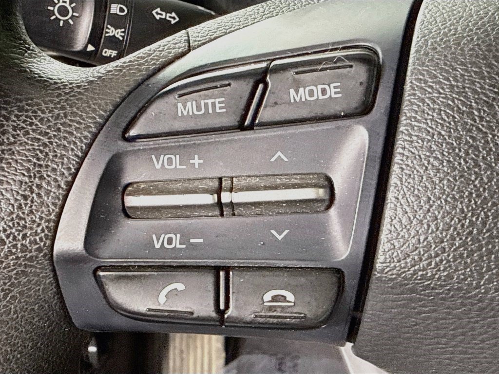 Used 2020 Hyundai Elantra SE FWD image 13
