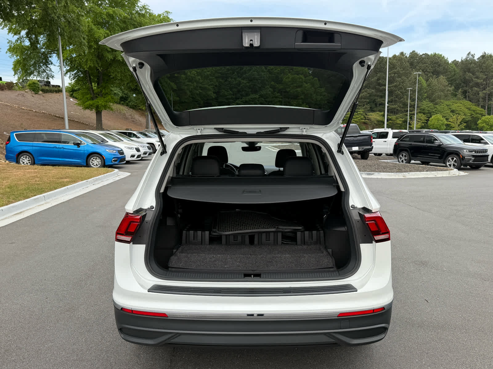 Used 2023 Volkswagen Tiguan SE image 28