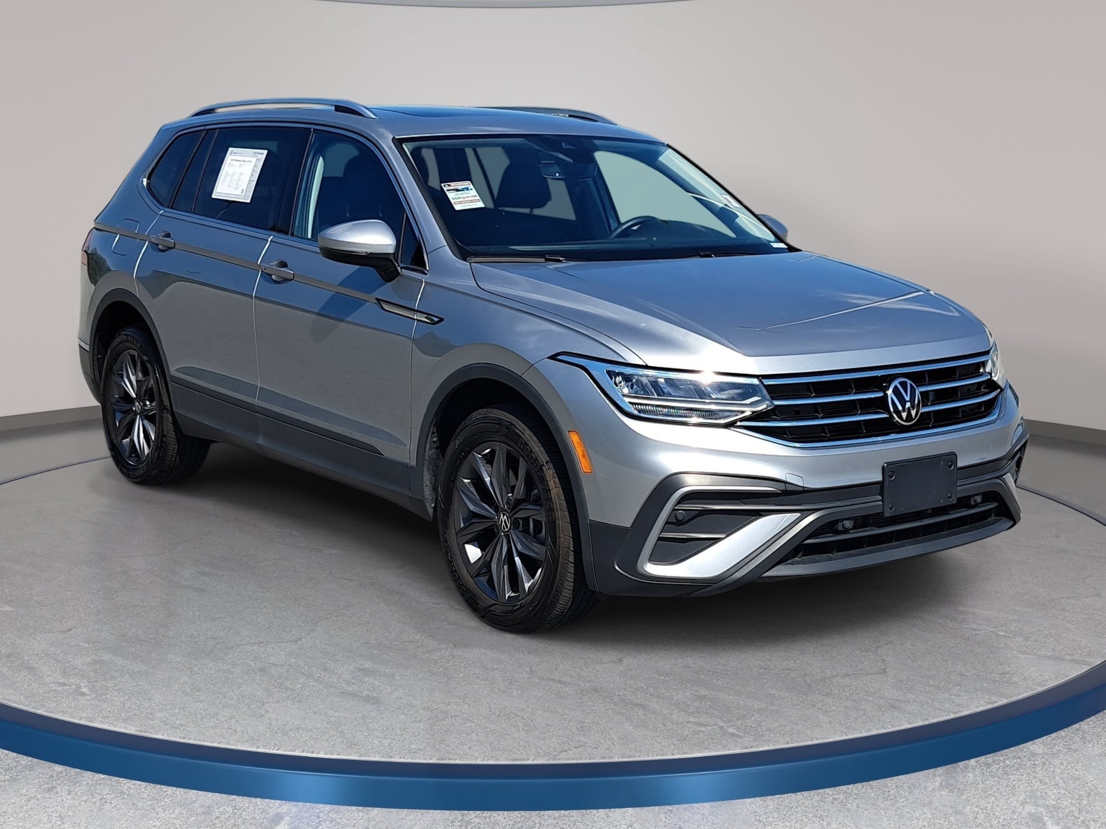 Certified 2023 Volkswagen Tiguan SE w/ Panoramic Sunroof Package AWD/4WD image 3