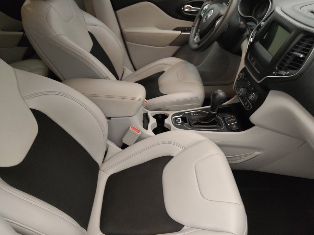 Used 2020 Jeep Cherokee Latitude Plus w/ Comfort/Convenience Group FWD image 21