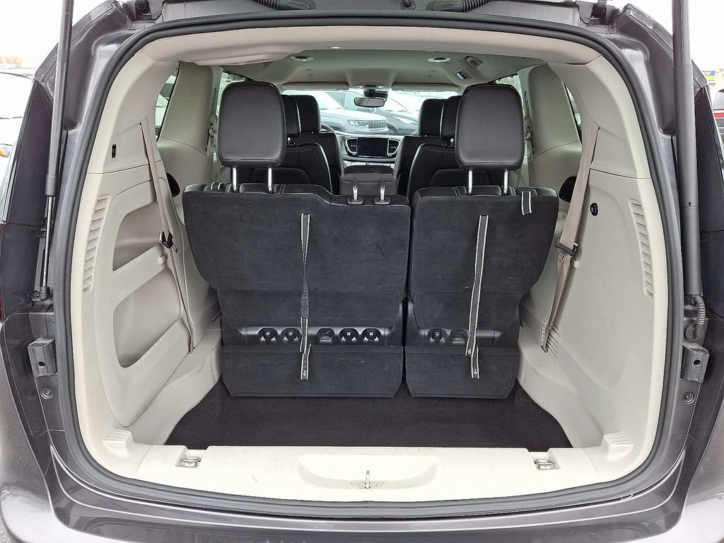 Used 2023 Chrysler Pacifica Touring-L image 29