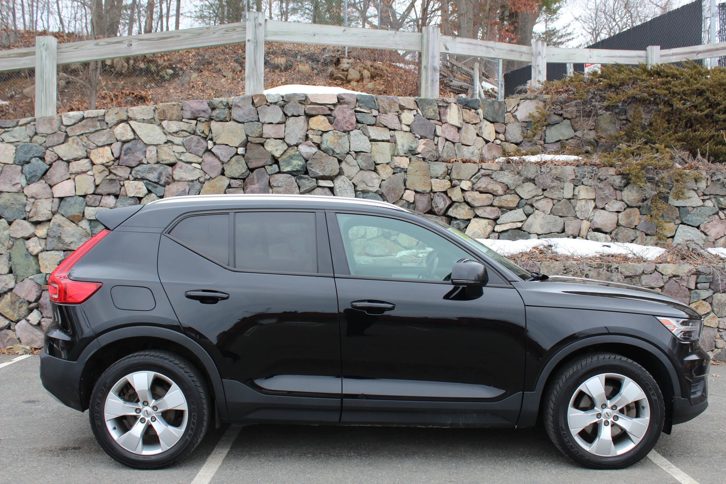 Used 2019 Volvo XC40 T5 Momentum image 5