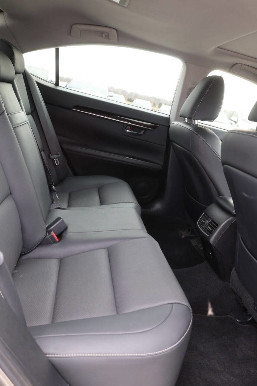 Used 2018 Lexus ES 300h w/ Navigation Package FWD image 16