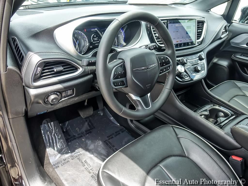 Used 2026 Chrysler Pacifica Limited FWD image 11