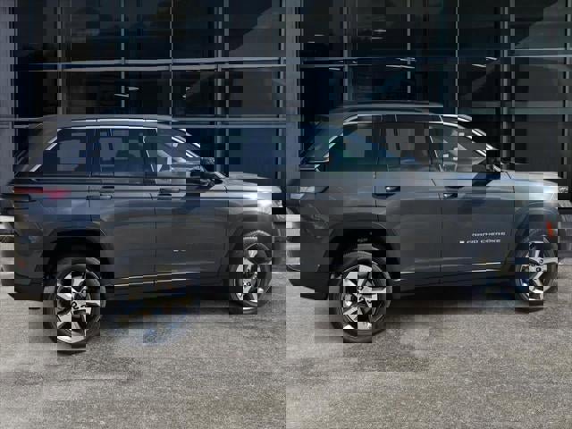 New 2026 Jeep Grand Cherokee Limited w/ Luxury Tech Group II image 32