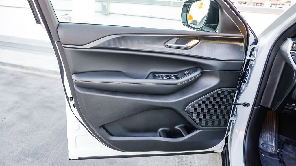 New 2025 Jeep Grand Cherokee L Altitude image 23