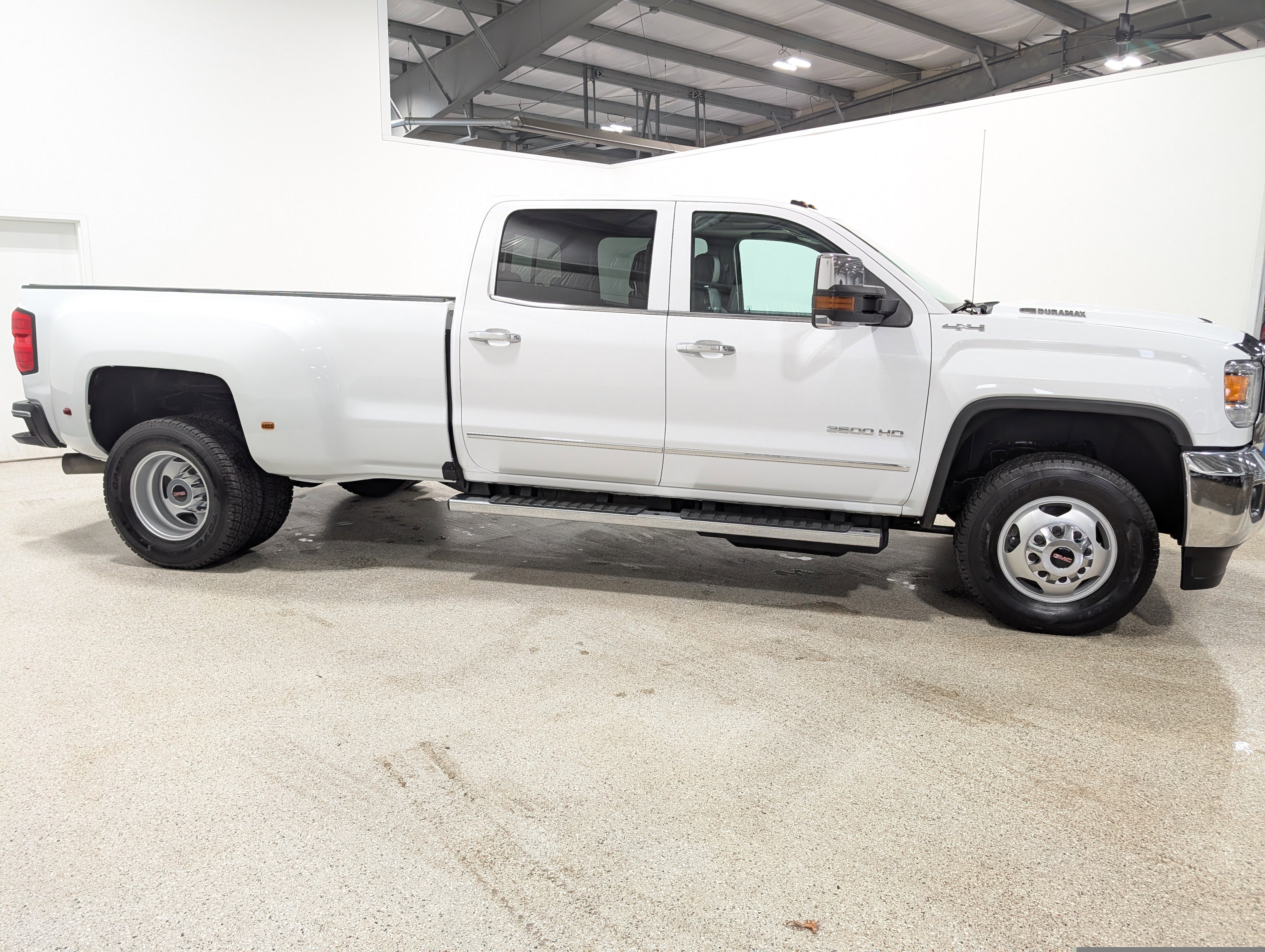 Used 2018 GMC Sierra 3500 SLT w/ Driver Alert Package AWD/4WD image 2